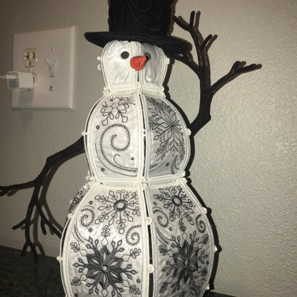 Freestanding lace Snowman - Picture 2 of 4